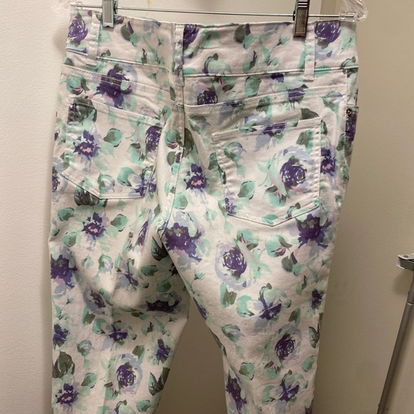 Traditions 2 piece mauve and white floral jean jacket and capri jeans. - Picture 4 of 6